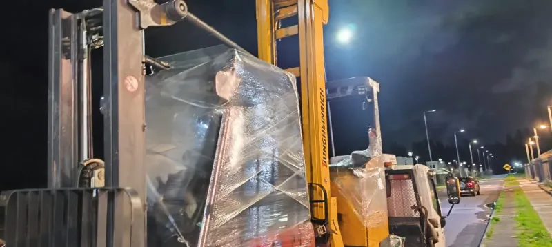 Maquinaria embalada lista para traslado nocturno