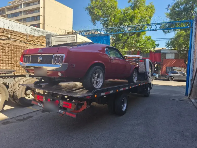 Auto clásico sobre grúa plataforma