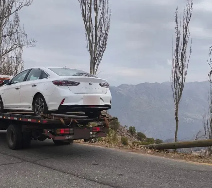 Rescate de auto en camino de montaña