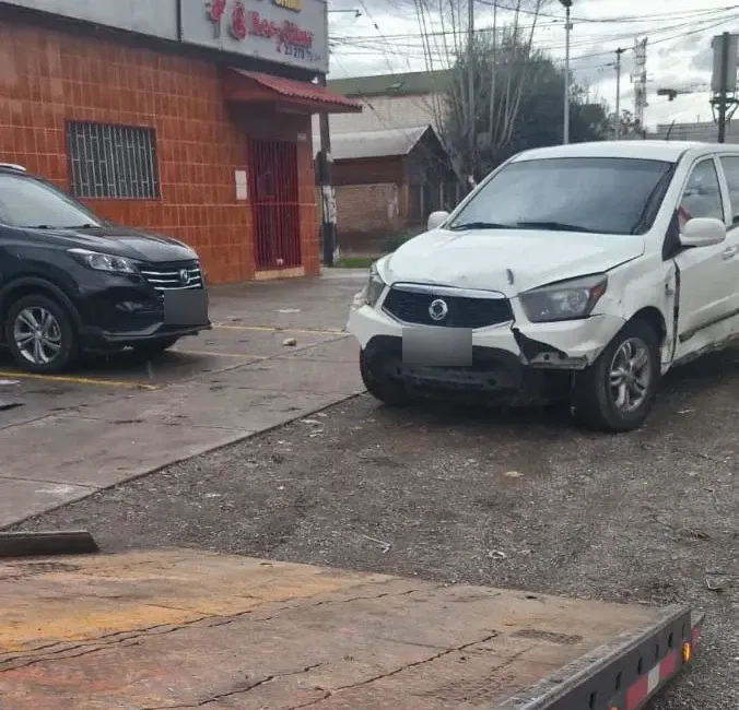 Vehículo chocado listo para ser cargado en la grúa